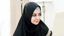 Risty Tagor pounya produk baju muslim yang diberi nama RistyLand. Wanita cantik ini menjual seperti jilbab dan mukena. (Foto: instagram.com/ristytagor)