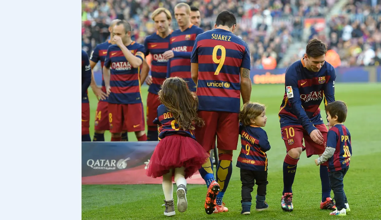 Anak-anak Luis Suarez dan Lionel Messi meramaikan suasana jelang melawan Real Sociedad dalam lanjutan La Liga Spanyol di Stadion Camp Nou, Barcelona, (28/11/2015). (AFP Photo/Lluis Gene)