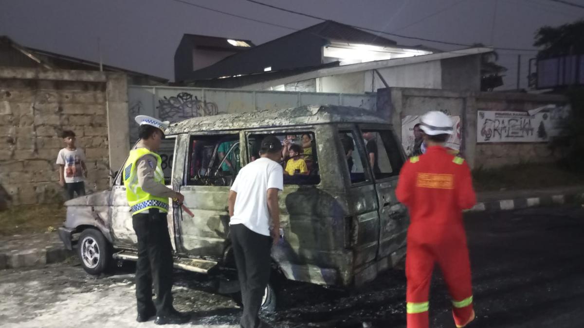 Kijang Terbakar di Depan SPBU Tangerang Selatan