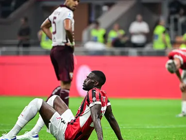 Ekspresi pemain belakang AC Milan, Fikayo Tomori di akhir pertandingan Serie A Italia melawan Torino di Stadion San Siro, Milan, pada Sabtu 17 Agustus 2024 atau Minggu (18/8/2024) dini hari WIB. (Piero CRUCIATTI/AFP)