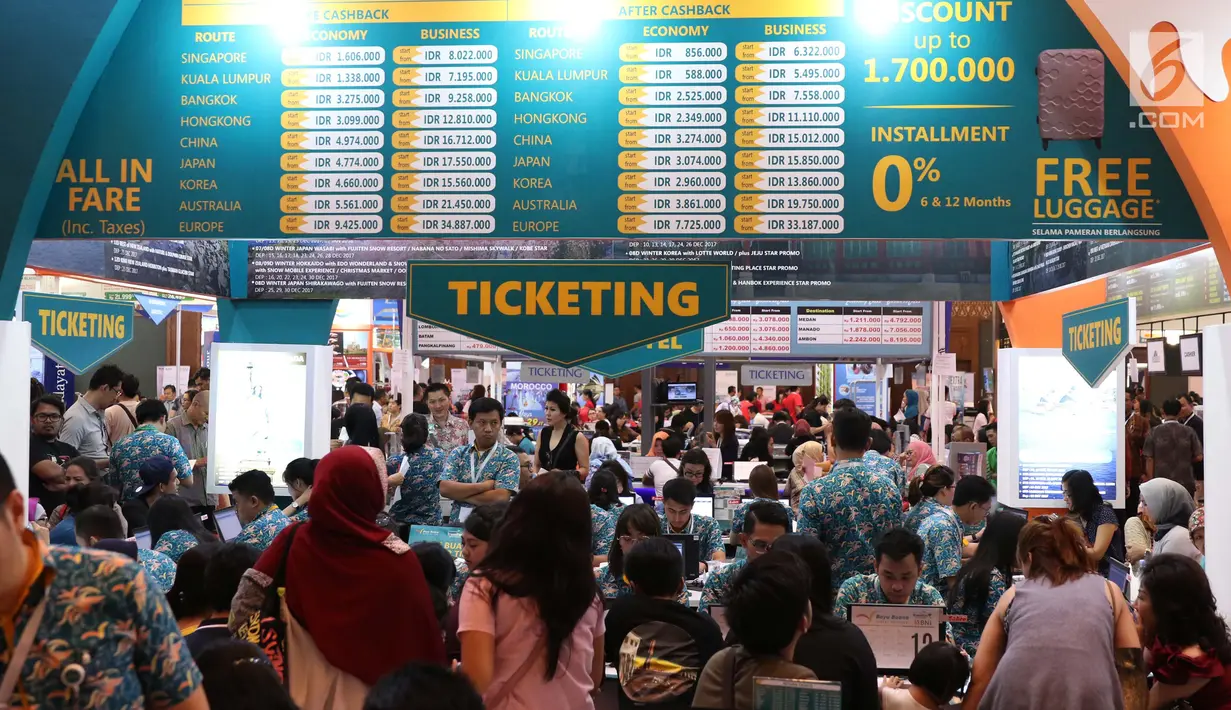 Pengunjung memadati Garuda Travel Fair (GATF) 2017 fase II di JCC, Jakarta, Jumat (22/9). Pameran tersebut diselenggarakan selama tiga hari mulai 22-24 September 2017. (Liputan6.com/Angga Yuniar)