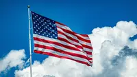 Bendera Amerika Serikat berkibar. (dok. Unsplash/chris robert)