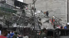 Tim penyelamat bekerja mencari korban di antara reruntuhan sebuah bangunan yang ambruk akibat gempa dahsyat di Mexico City, meksiko, Selasa (19/9). Gempa dahsyat berkekuatan 7,1 Skala Richter mengguncang Ibu Kota Mexico City. (Omar Torres/AFP)