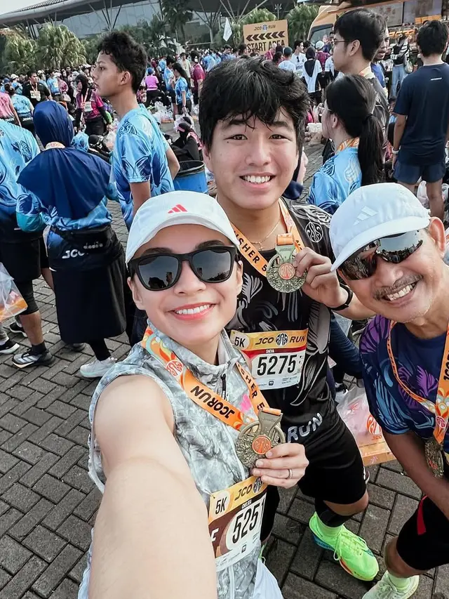 Chelsea Olivia dan sang Ayah Ikut Ajang Lari 5K dengan Gaya Sporty. [@chelseaoliviaa]