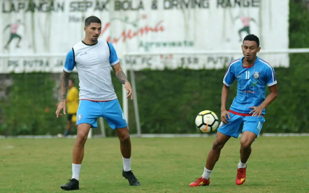 Pemain Arema, Arthur Cunha dan Rivaldi Bawuo saat pemanasan. (Bola.com/Iwan Setiawan)