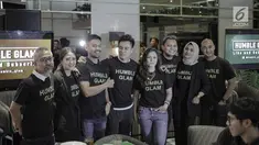 Sejumlah aktor dan aktris yang tergabung dalam Geng Humble Glam berfoto bersama saat ditemui dikawasan Jakarta, Rabu (28/3). (Liputan6.com/Faizal Fanani)