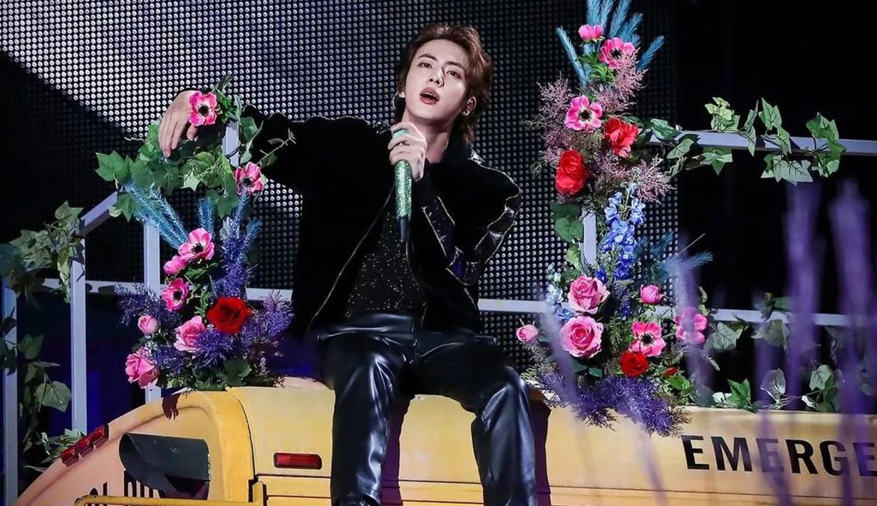 Penampilan member tertua dari grup asuhan HYBE ini menggunakan busana serba hitam pun terlihat begitu menawan. Bahkan, tak sedikit pula netizen yang memuji penampilan Jin BTS. (Liputan6.com/IG/@jin)