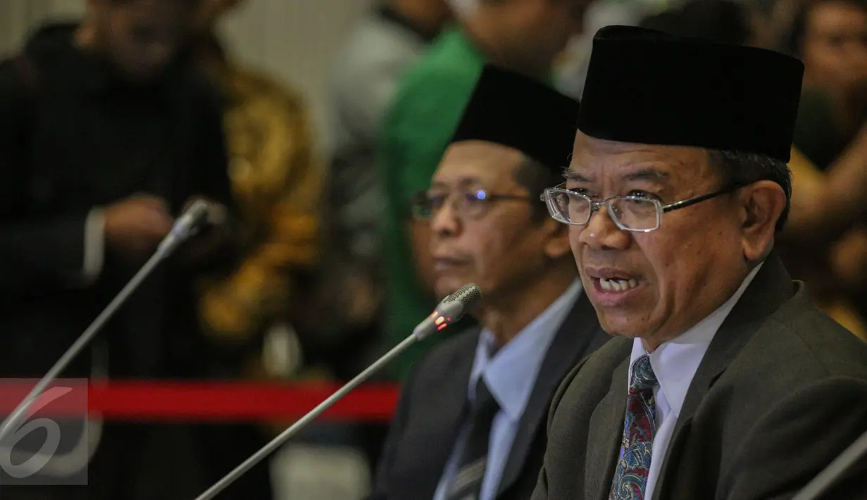 Dirjen Bimbingan Masyarakat Islam Kementerian Agama Machasin saat memberikan keterangan pers hasil sidang Itsbat di Jakarta, Minggu (13/9). Kemenag menetapkan Hari Raya Idul Adha 1436 H jatuh pada 24 September 2015. (Liputan6.com/Faizal Fanani)