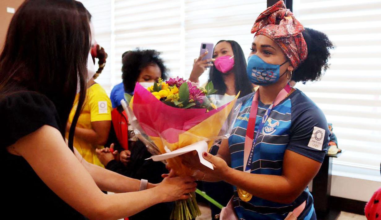 Neisi Patricia Dajomes Barrera sukses meraih medali emas usai berhasil menjadi yang terbaik pada pertandingan angkat besi 76kg putri di Olimpiade Tokyo 2020. (Foto: AFP/Ecuador's Ministry of Sports)