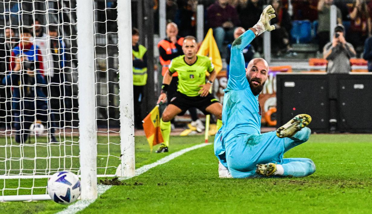 Kiper Torino, Vanja Milinkovic-Savic melihat bola yang gagal dimaksukkan oleh pemain AS Roma, Andrea Belotti  melalui tendangan penalti pada laga lanjutan Liga Italia 2022/2023 di Olympic Stadium, Roma, 13 November 2022. Milinkovic-Savic pernah diboyong Manchester United pada 2014 setelah dirinya menyelesaikan sekolah sepak bolanya di Akademi Vojvodina. Sayang, kariernya di MU timbul tenggelam dan lebih banyak dipinjamkan. (AFP/Andreas Solaro)