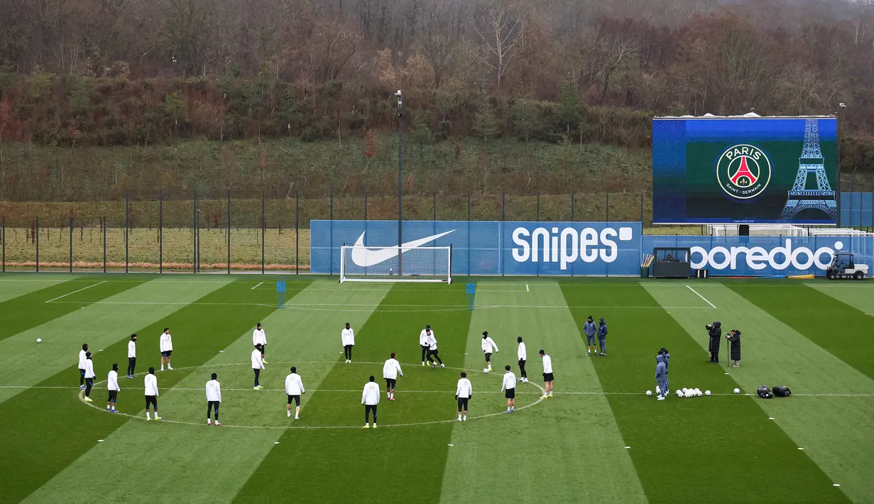 Para pemain Paris Saint-Germain saat menghadiri sesi latihan di Campus Paris Saint-Germain di Poissy, pinggiran barat Paris pada Selasa 27 Januari 2026. Pertarungan sengit memperebutkan tiket otomatis ke babak 16 besar Liga Champions 2025-2026 akan tersaji di stadion Parc des Princes, Paris, Prancis, Kamis (29/1/2026) dini hari WIB. (Franck FIFE/AFP)