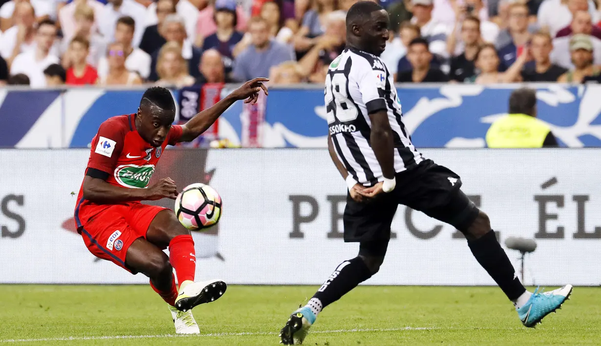 Bek Angers, Issa Cissokho, berusaha menghalau bola tendangan gelandang Paris Saint Germain (PSG), Blaise Matuidi pada laga final Coupe de France, di Stade de France, Paris, Minggu (28/5/2017). PSG Menang 1-0.  (EPA/Etienne Laurent)