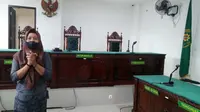 Yuliharni tak kuasa membendung air mata usai mendengar tuntutan jaksa dan putusan hakim membebaskan anaknya di PN Bengkulu (Liputan6.com/Yuliardi Hardjo)