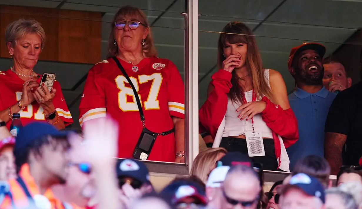 Penyanyi dan penulis lagu 33 tahun tersebut tampak menoton dari area privat bersama Donna Kelce, ibu dari Travis Kelce. Sekadar informasi, Travis merupakan salah satu pemain yang bertanding membela tim Kansas City Chiefs. (Jason Hanna/Getty Images/AFP)