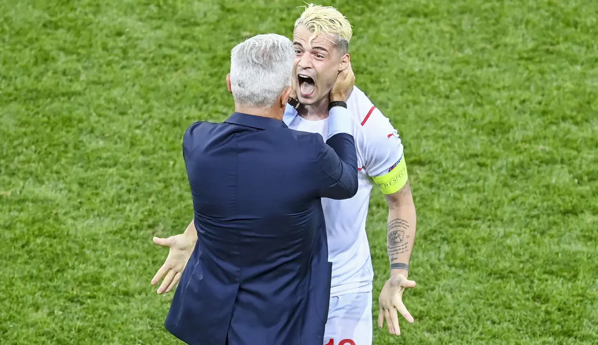 Granit Xhaka - Gelandang Arsenal itu tampil spartan saat membawa Swiss menyingkirkan Prancis dari Euro 2020. Xhaka begitu mendominasi lapangan tengah dan membuat N'Golo Kante tak berdaya pada laga itu. (Daniel/Pool Photo via AP)