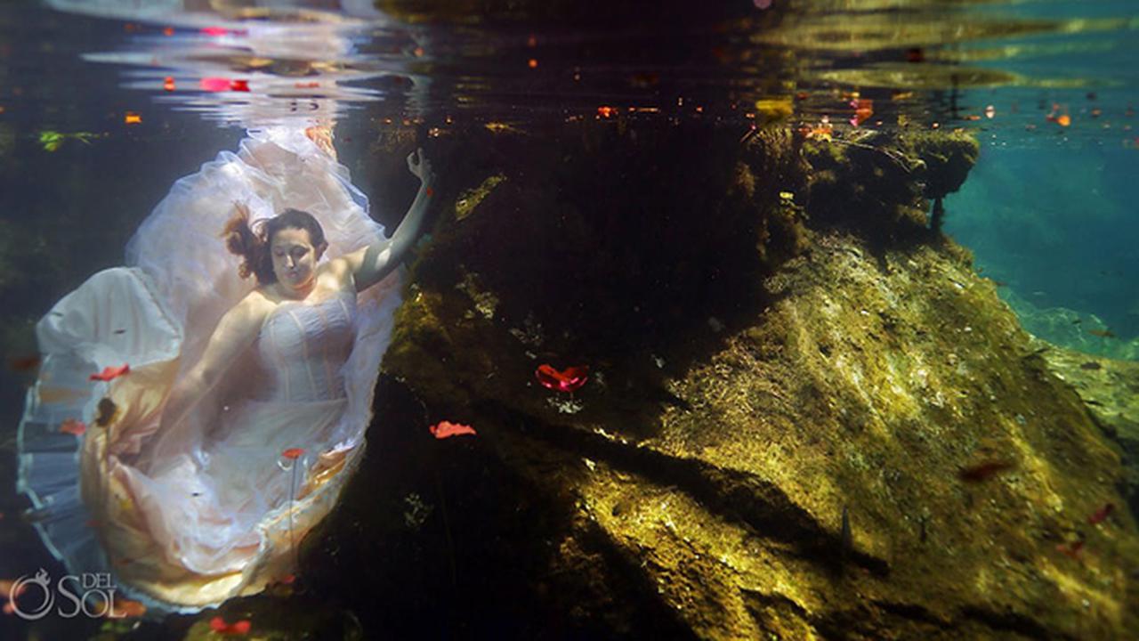 Wanita Ini Ungkapkan Kesedihan Lewat Foto Underwater