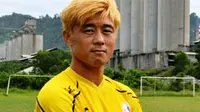 Lee Gil-hoon sempat kecewa ketika ditarik keluar pelatih Nilmaizar saat Semen Padang menjamu Barito Putera (18/10/2016). (Bola.com/Arya Sikumbang)