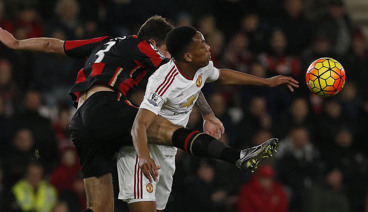Penyerang MU, Anthony Martial, berebut bola dengan bek Bournemouth, Steve Cook, pada laga Liga Premier Inggris di Stadion Vatality, Inggris, Sabtu (12/12/2015). (AFP/Ian Kington)