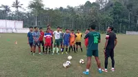 Dua pemain Persis Solo, Joko Susilo dan Tri Handoko saat memberikan arahan kepada anak didiknya di desa Punung, Pacitan Jawa Timur. (Bola.com/Vincentius Atmaja)