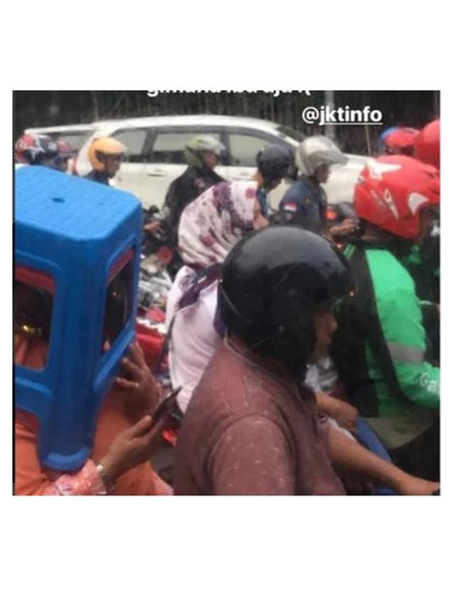 6 Aksi Emak-Emak Pakai Benda Pengganti Helm Ini Nyeleneh, Kocak