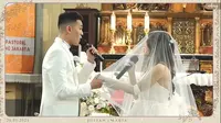 Keduanya juga sempat mempersembahkan sebuah lagu sebelum acara pemberkatan. Dalam momen tersebut, keduanya juga memperlihatkan kemesraan. (Liputan6.com/YouTube/Julian & Maria)