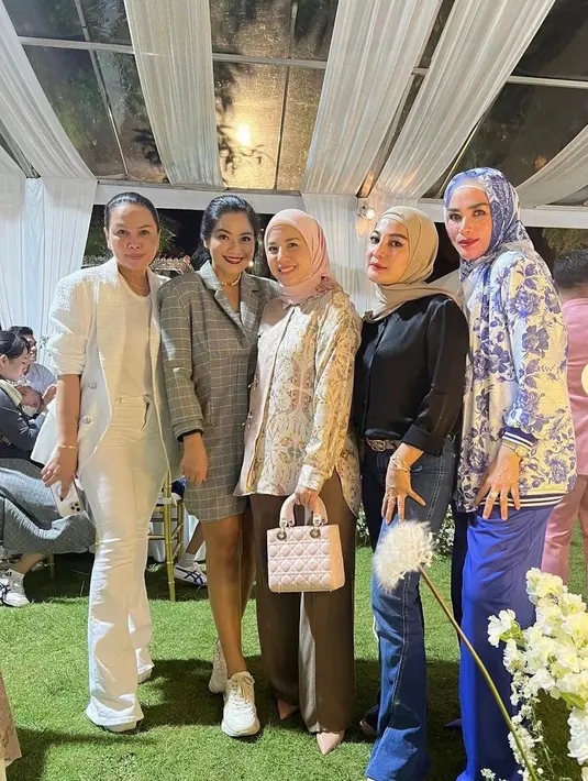 Tya Ariestya juga turut hadir bergaya kasual. Dia memadukan printed shirt dengan basic pants warna coklat dan hijab segi empat warna pink muda. (Instagram/tya_ariestya).
