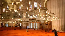 Sebagai informasi, masjid ini tidak hanya sebagai tempat ibadah tetapi juga sebagai simbol penting dari identitas sejarah dan budaya Istanbul. Tampak dalam foto, seorang pria berdoa selama bulan suci Ramadan di masjid Sultanahmet, Istanbul, Turki, Rabu 25 Februari 2026. (AP Photo/Emrah Gurel)