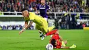 Pemain Inter Milan Lautaro Martinez berebut bola dengan pemain Fiorentina Pietro Terracciano pada pertandingan sepak bola Liga Italia di Artemio Franchi Stadium, Florence, Italia, 22 Oktober 2022. (Massimo Paolone/LaPresse via AP)