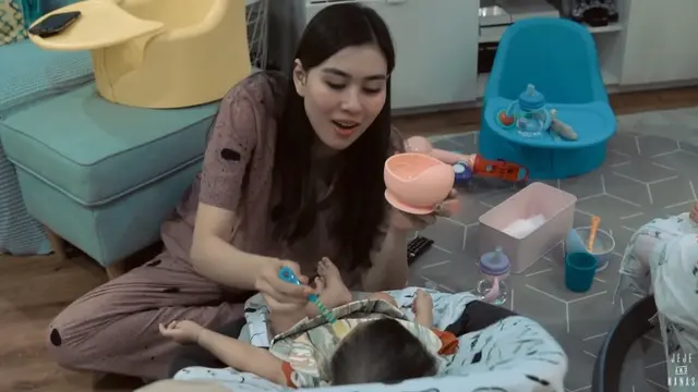 7 Momen Syahnaz Sadiqah Bikin dan Suapi MPASI Untuk Anak Kembarnya