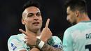 Selebrasi striker Inter Milan, Lautaro Martinez setelah menjebol gawang Cremonese pada laga Liga Italia 2022/2023 di Giovanni Zini stadium, Cremona (28/1/2023). Lautaro Martinez yang didatangkan Inter Milan pada awal musim 2018/2019 sementara menempati posisi kedua dalam barisan top skor Liga Italia musim 2022/2023 dengan torehan 14 gol dan 4 assist dari total 27 laga. (AFP/Miguel Medina)