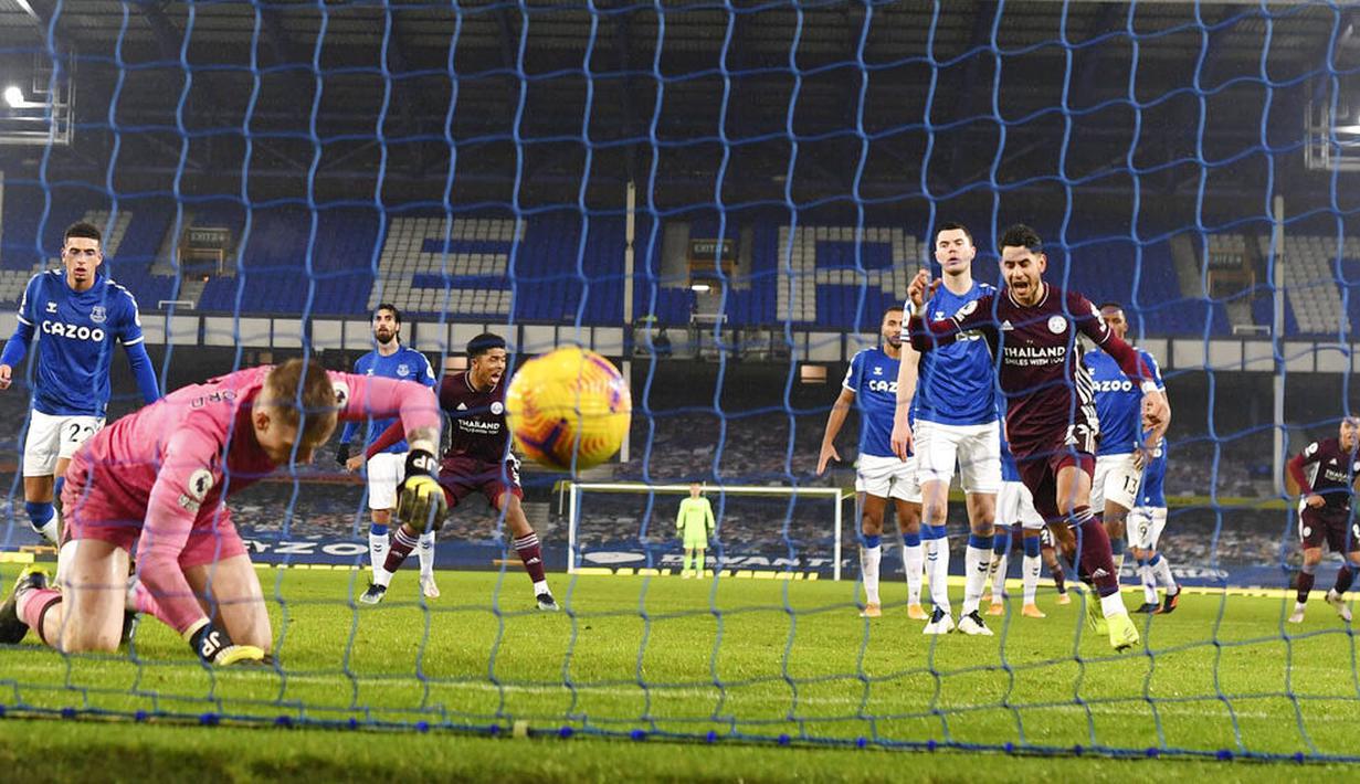Pemain Leicester City, Youri Tielemans, mencetak gol ke gawang Everton pada laga Liga Inggris di Stadion Goodison Park, Rabu (27/1/2021). Kedua tim bermain imbang 1-1. (Michael Regan/Pool via AP)