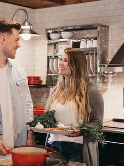 Ilustrasi suami-istri memasak di dapur. (dok. unsplash/Novi Thedora)