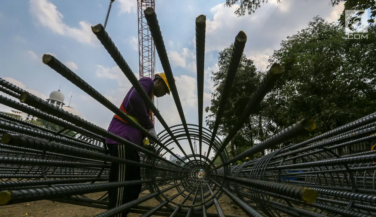 Pekerja merangkai besi baja untuk proyek renovasi Masjid Istiqlal, Jakarta, Rabu (17/7/2019). Renovasi Masjid Istiqlal yang memiliki luas tanah sekitar 93.200 meter persegi dengan luas bangunan 24.200 meter persegi diperkirakan akan selesai pada bulan Maret 2020. (Liputan6.com/Fery Pradolo)