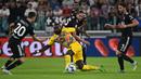 Striker Spezia, M'Bala Nzola (tengah) dikepung tiga pemain Juventus pada laga Liga Italia 2022/2023 di Juventus Stadium, Turin (31/8/2022). M'Bala Nzola yang didatangkan Spezia pada awal musim 2020/2021 dari Trapani telah mencetak 12 gol dan 2 assist dari total 23 laga di Liga Italia 2022/2023. (AFP/Miguel Medina)