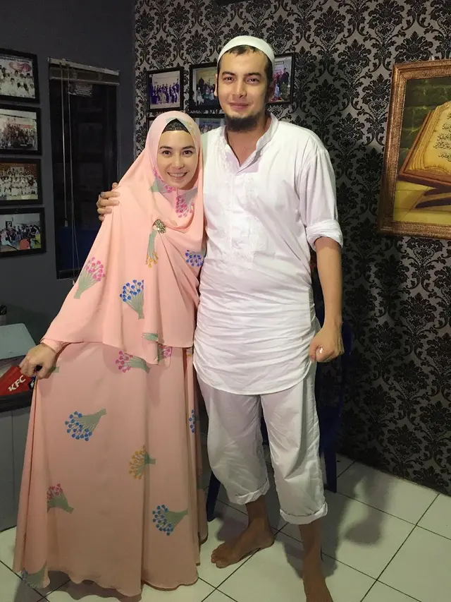 Sering Berperan Jadi Suami Antagonis, Ini 7 Potret Boy Hamzah dan Sang Istri