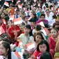 Ratusan anak-anak mengibarkan bendera Merah Putih saat gelaran Harmoni Indonesia 2018 di Kompleks Gelora Bung Karno, Jakarta, Minggu (5/8). Presiden RI, Joko Widodo hadir dalam acara tersebut. (Liputan6.com/Helmi Fithriansyah)