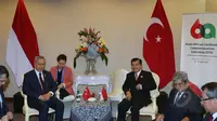 Wapres Jusuf Kalla (kanan) berbincang dengan Wakil PM Turki, Bulent Arinc dalam pertemuan Bilateral Konferensi Tingkat Tinggi (KTT) Asia Afrika 2015 di JCC, Kamis (23/4). Kedua negara membahas perdamaian di Timur Tengah. (Liputan6.com/Herman Zakharia)