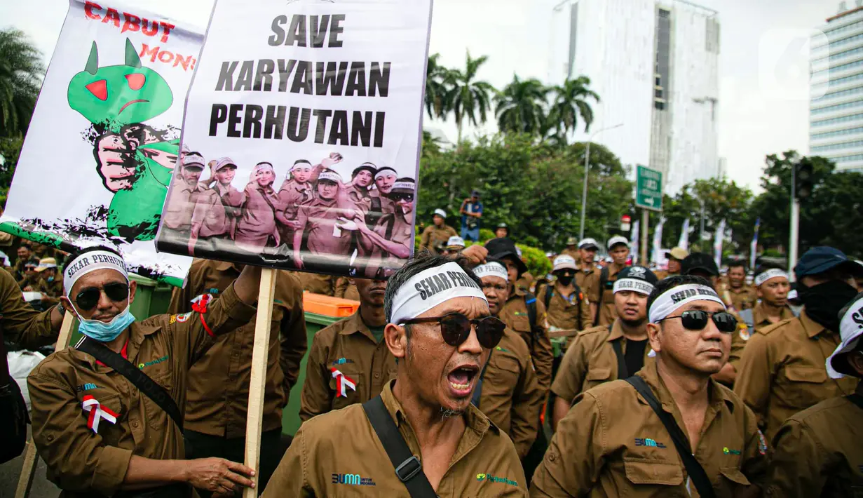 Pegawai Perhutani berunjuk rasa di kawasan Patung Kuda, Jakarta, Rabu (18/5/2022). Dalam aksinya, mereka menuntut Surat Keputusan (SK) 287 Menteri Lingkungan Hidup dan Kehutanan (LHK) yang dianggap memberikan ruang pada kelompok tertentu. (Liputan6.com/Faizal Fanani)