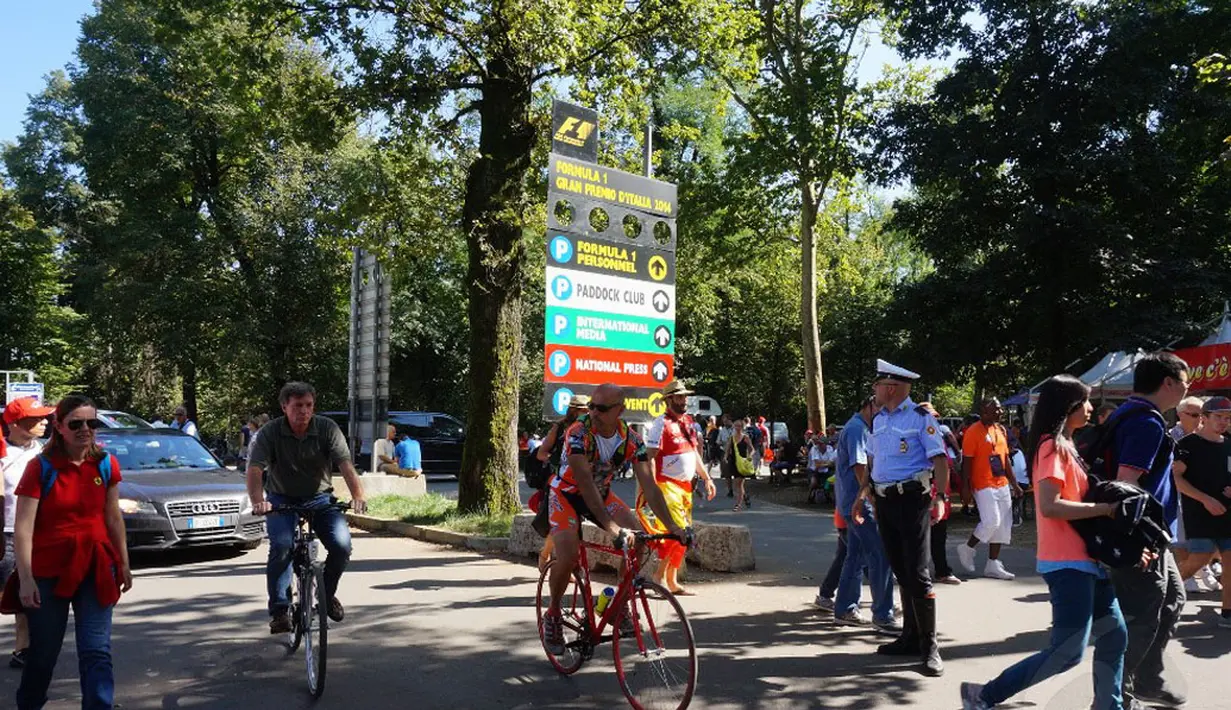 Petugas Kepolisian setempat dikerahkan untuk membantu pengamanan jelang Grand Prix Italia 2014 di Sirkuit Monza, (7/9/2014). (Liputan6.com/Nurseffi Dwi Wahyuni)
