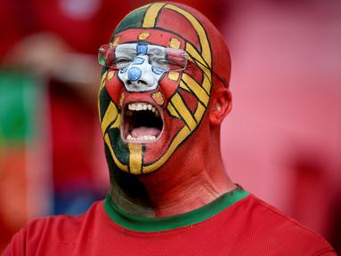 Aksi suporter Portugal saat laga persahabatan antara Portugal melawan Estonia di Stadion Luz, Lisbon, Portugal, (8/6/2016). (AFP/Patricia De Melo Moreira)