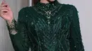 Celine Evangelista juga didapuk menjadi pembawa acara di malam tahun baru. Ia tampil mengenakan atasan hijau emerald dihiasi beads dipadukan rok panjang hitam. [@loritayoung_mua]