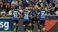 Para pemain Inter Milan merayakan gol ke gawang Chelsea pada laga International Champions Cup 2017 di Stadion Nasional Singapura, Sabtu (29/7/2017). (AFP/Roslan Rahman)