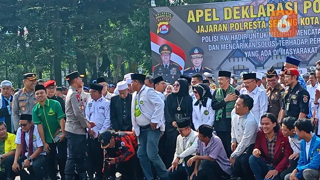 Wakapolda Dan Kapolresta Serkot Sapa Peserta Apel Polisi RW. (Rabu, 31/05/2023). (Yandhi Deslatama/Liputan6.com).