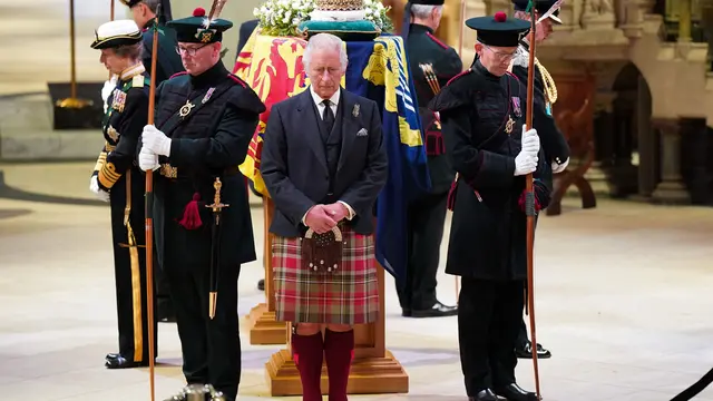 Makna Mahkota di Atas Peti Mati Ratu Elizabeth II Saat Dibaringkan di Skotlandia