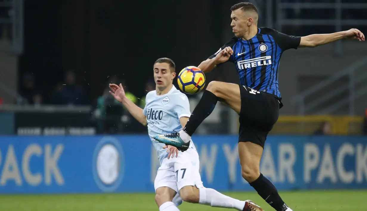 Gelandang Inter Milan, Ivan Perisic, mengontrol bola saat pertandingan melawan Lazio pada laga Serie A, Italia di Stadion Giuseppe Meazza, Milan, Sabtu (30/12/2017). Inter Milan ditahan imbang 0-0 oleh Lazio. (AP/Antonio Calanni)