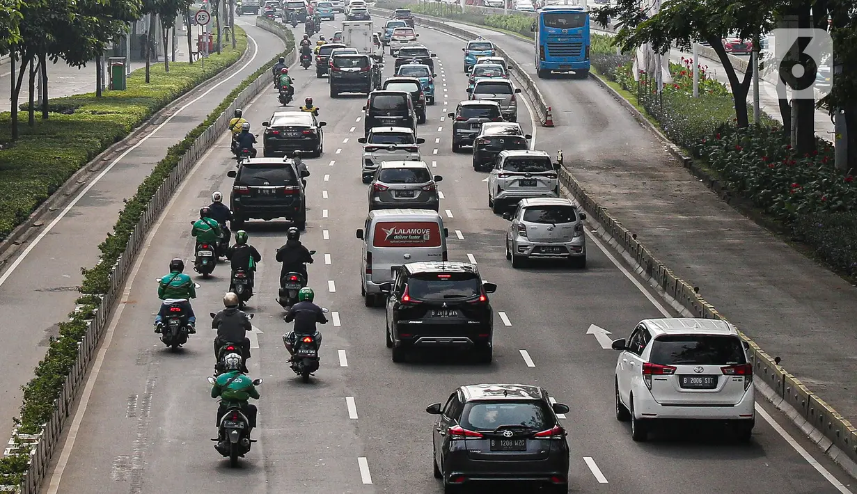 Suasana arus lalu lintas di Jalan Sudirman, Jakarta, Rabu (20/7/2022). Dinas Lingkungan Hidup (DLH) DKI Jakarta menyatakan sebanyak 75 persen polusi udara di Ibu Kota berasal dari emisi kendaraan bermotor roda dua dan roda empat. (Liputan6.com/Faizal Fanani)