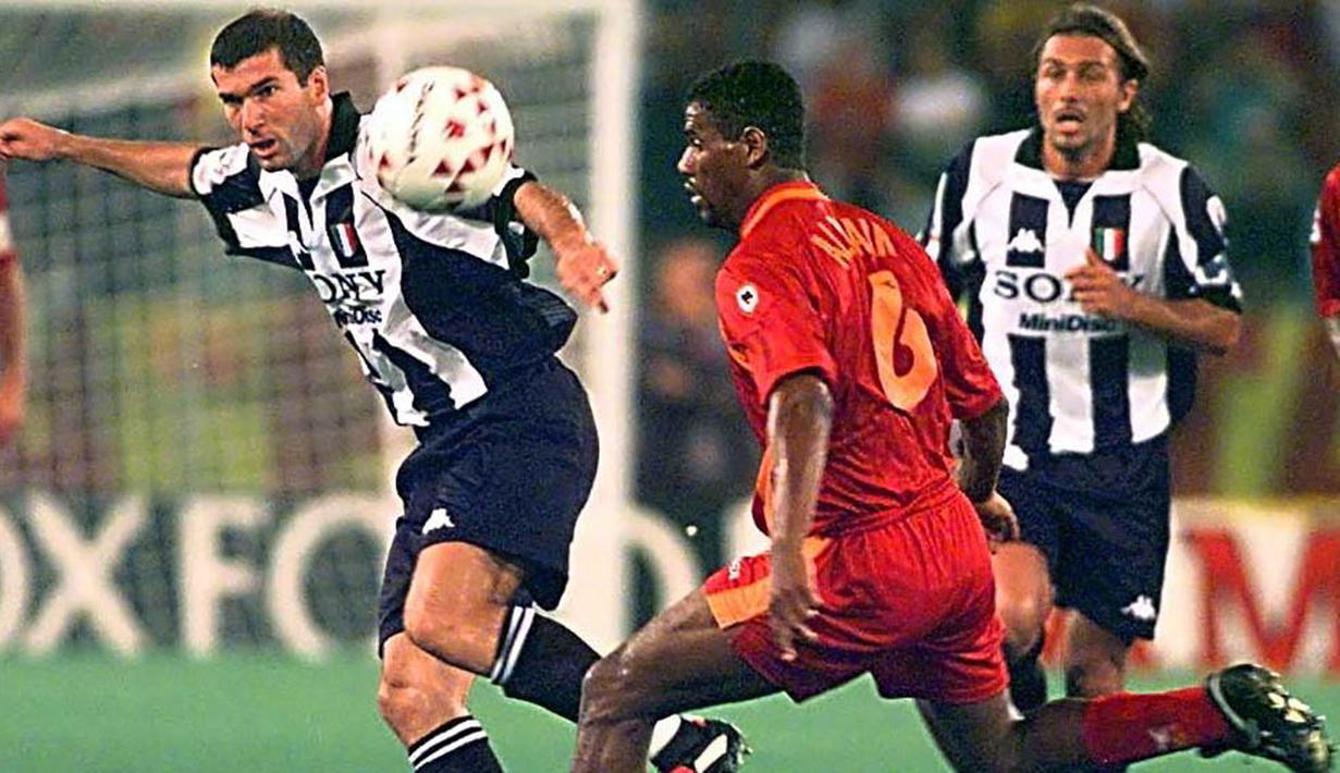 Bergabung dengan Juventus, Zinedine Zidane berhasil menjadi salah satu pesepak bola terbaik dunia, dirinya memberikan Nyonya Tua dua gelar Serie A. (AFP/Gerard Julien)  