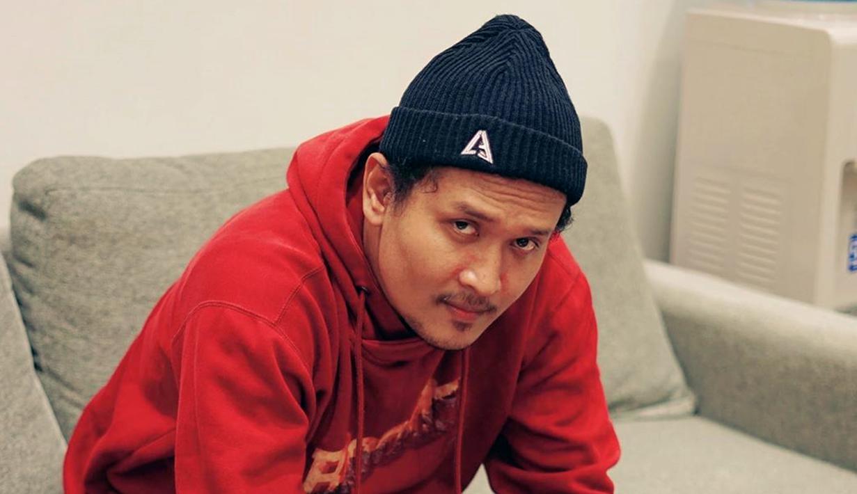 Foto Gaya Ikonik Dono Pradana Kini Selalu Pakai Jaket Dan Beanie Hat Surabaya Liputan6 Com