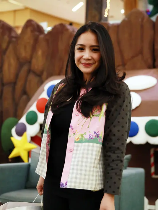 Nagita Slavina yang kini telah merasakan menjadi seorang ibu kembali mengingat semua pelajaran yang pernah diberikan orangtuanya. Ibu memang seorang sosok berjasa yang mendidik dan membesarkan kita. (Deki Prayoga/Bintang.com)