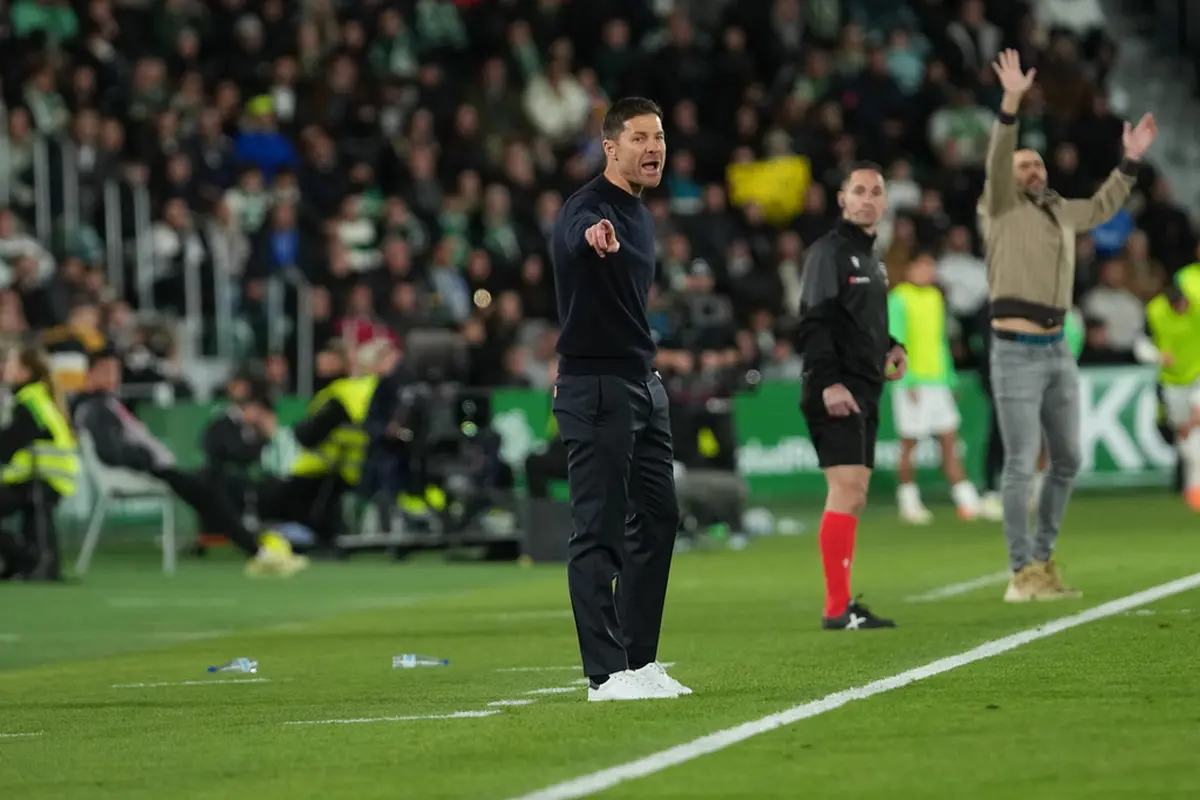 Xabi Alonso memberikan instruksi pada skuad Real Madrid di laga lawan Elche di pekan ke-13 La Liga 2025/2026 di Manuel Martinez Valero Stadium, Senin (24/11/2025). (AP Photo/Alberto Saiz)